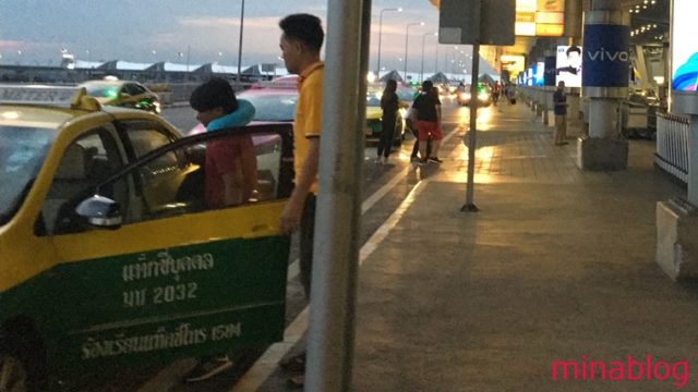 スワンナプール空港 タクシー